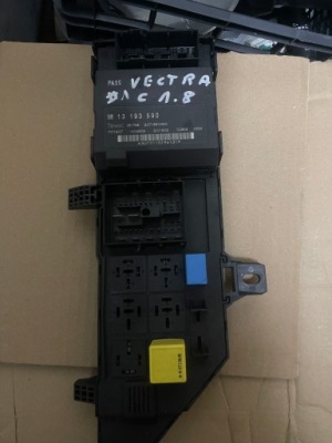 Коробка запобіжників opel vectra 13223678/13193590 фото №1