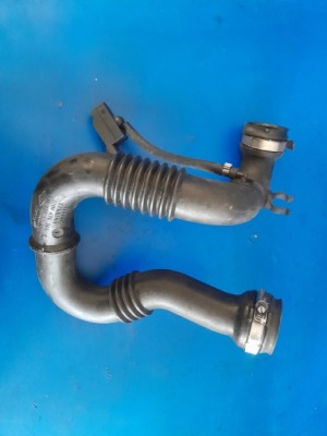 Труба шланг воздуха trafic vivaro 2.0 dci m9r 8200470985 фото №1