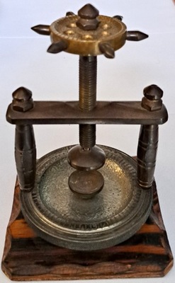 BARDZO ŁADNY MOSIĘŻNY DZIADEK DO ORZECHÓW !