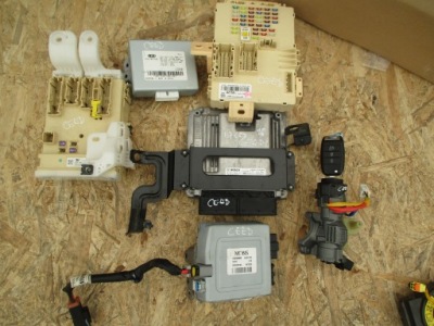 Kia ceed ii 2016 1.6crd бортовий комп'ютер набір 0281032871 фото №1