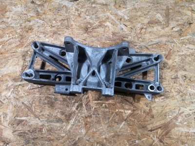 Кронштейн підпора подушка коробки challenger 5.7 2009- фото №1