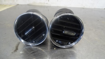 Решётка обдув боковое  peugeot оригинальный номер y05201 фото №1