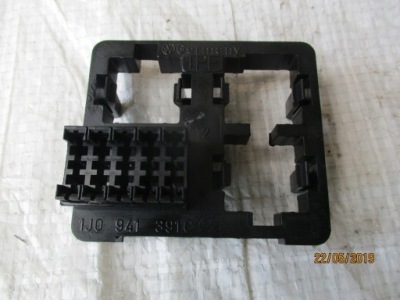 Коробка предохранителей vw golf iv 1j0941391c фото №1