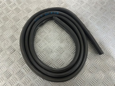 Ford fiesta mk7 прокладка крышки багажника фото №1