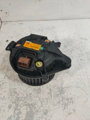 Audi a4b6 повітродувка повітря 8e1820021b фото №1