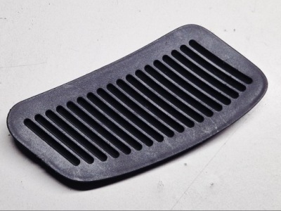 Toyota yaris 2 ii решітка багажника заглушка 64746-0d030 фото №1