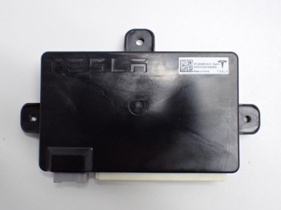 Модуль блок керування двері 1045490-00-h tesla model x 23r фото №1