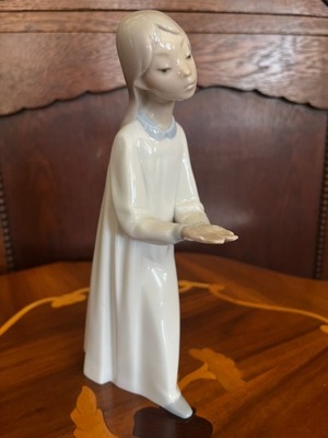 Prosząca dziewczynka figurka porcelanowa Hiszpania