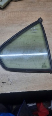 Bmw e36 sedan скло права задня трикутник фото №1