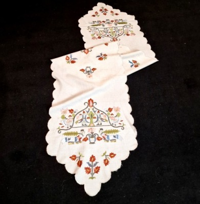 Piękna wielka wyszywana serweta
