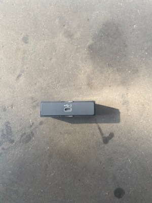 Audi a5 8w роз'єм port usb 8w0035708a фото №1