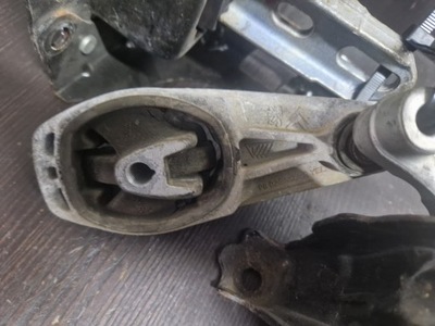 Peugeot 2008 кронштейн подушка коробки передач фото №1