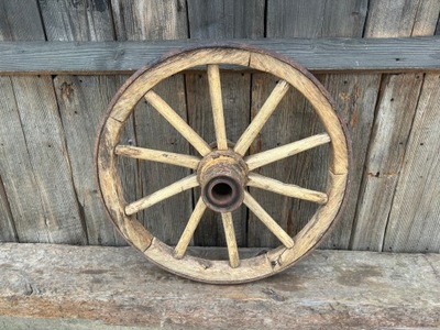 Stare koło drewniane od wozu