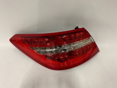 Mercedes-benz e a207 a2079060358 задний  сторона левая лампа задняя фото №1