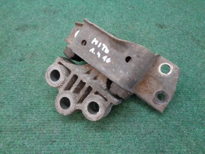 Alfa mito кронштейн подушка двигуна 1.4 16v фото №1