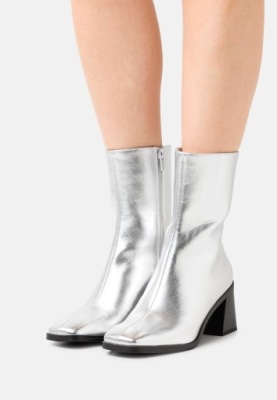 DAMSKIE BOTKI KLASYCZNE SREBRNE NA OBCASIE 36 2KGO