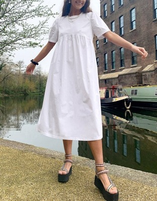 Biała luźna sukienka midi z wiązaniem defekt 36