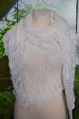 Ażurowa chusta biała z połyskującą niteczką