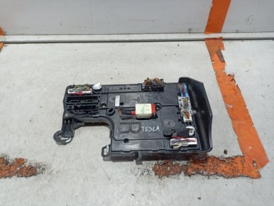 Tesla model 3 модуль komforut 1567454-00-b фото №1