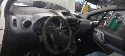 Citroen berlingo ii iii partner стекло передняя лобовое скол 08-18 фото №1