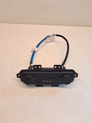 Разъём port usb kia sportage iii 96110-3w000 фото №1