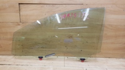 Стекло боковая перед левая toyota yaris ii фото №1