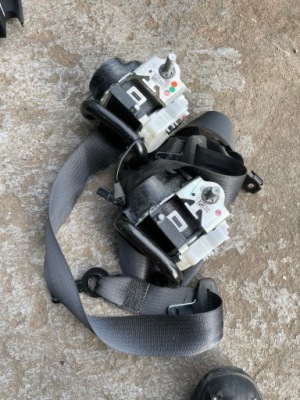 Левый pas безопасности натяжитель corvette c8 3lt фото №1