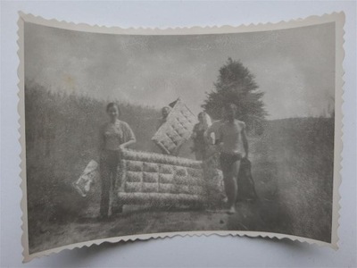 Fotografia PRL materac dmuchany biwak (1820c)