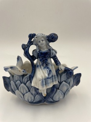 Piękna porcelanowa figurka Dziewczyny z ptakiem