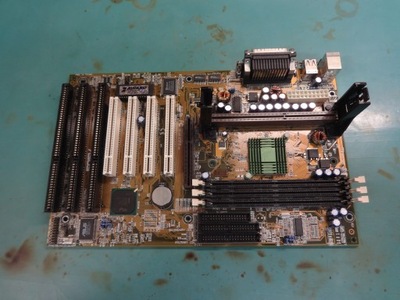 Piękna płyta główna ASUS P2B rev 1.04 SLOT1