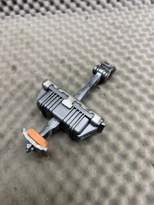 2990613 ограничитель дверь левый перед bmw фото №1