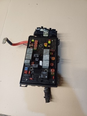 Коробка запобіжників 1.6 opel astra j 09-r nr. 13302309 фото №1