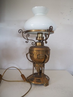 Lampka mosiężna zdobiona w stylu naftowej