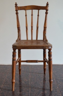 Stare secesyjne krzesło z wytłaczanym siedziskiem