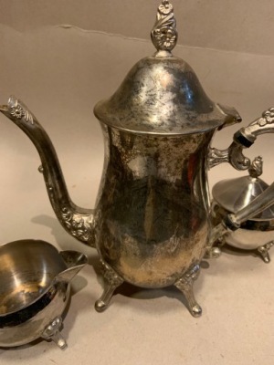 KOMPLET DO HERBATY DZBANEK CUKIERNICA MLECZNIK PLATER