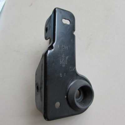 Кронштейн кронштейн maserati qattroporte фото №1