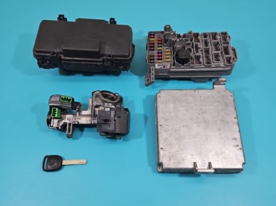 Бортовий комп'ютер блок керування двигуна 37820-pnb-r02 honda cr-v ii 2.0 16v фото №1