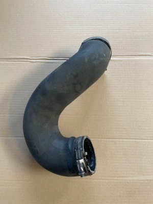 Vw touareg 7p шланг интеркулер 7p0145972a фото №1