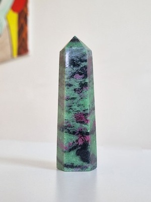 Zoisyt z rubinem obelisk naturalny kamień 115g 1szt