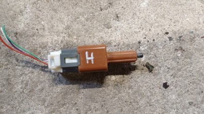 Nissan qashqai j11 датчик тормоза 4 pin фото №1