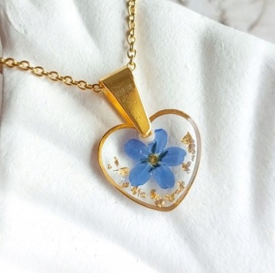 Wisiorek serce z niezapominajkami, biżuteria z żywicy, prezent dla Babci