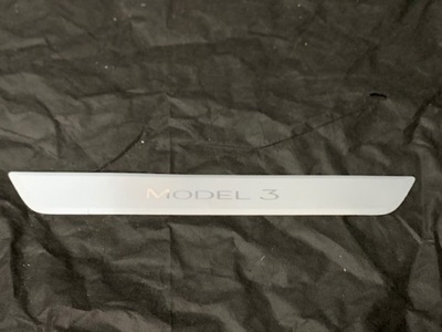 Tesla 3 молдинг декоративна logo поріг 1090844-00-c фото №1