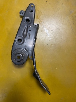 Кронштейн кронштейн підвіска підрамник лівий infiniti q70 фото №1