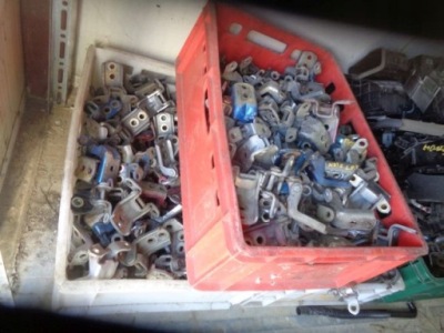 Nissan qashqai петля дверь левый верхний перед фото №1