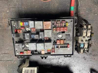 Opel astra j модуль коробка запобіжників 13313208 фото №1