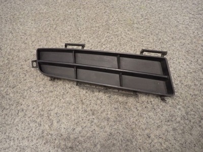 Toyota avensis verso 03- заглушка противотуманной фары правая фото №1