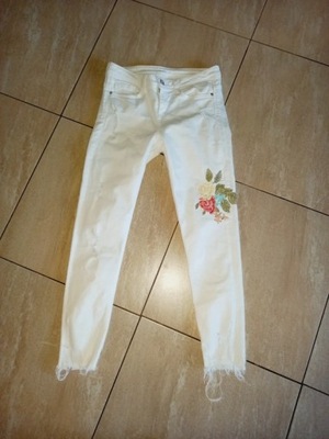 ZARA__ SPODNIE JEANS Z HAFTEM__36