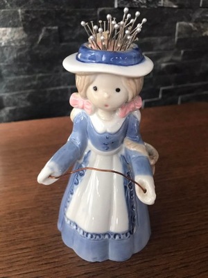 Porcelanowa dziewczynka na szpilki figurka