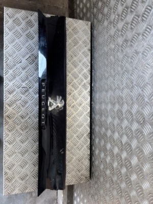 Накладка крышки peugeot 5008 ii 9814790977 фото №1