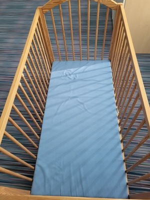 Wyposażenie żłobka / przedszkola- łóżeczko drewniane niemowlęce z materacem
